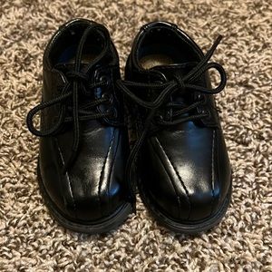 Excellent condition black tie dress shoes.